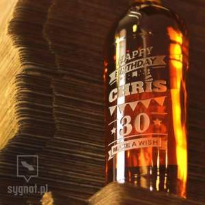 Grawerowana butelka alkoholu na prezent urodzinowy