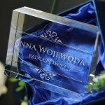 Zdjęcie produktu Glass Card - szklana statuetka z wygrawerowanym nazwiskiem