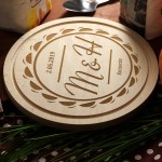 Zdjęcie produktu Grawerowana deska drewniana z personalizowanymi inicjałami dla pary