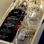 Zdjęcie produktu Zestaw Emeryta - whisky Johnnie Walker w komplecie z grawerowaną skrzynką i szklankami