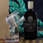 Zdjęcie produktu Urodzinowa whisky Ballantine's w zestawie z personalizowanymi szklankami i grawerowaną skrzynką