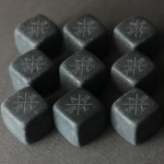 Zdjęcie produktu Grawerowane kostki kamienne do whisky