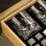 Zdjęcie produktu Whisky - personalizowany zestaw ze szklankami i kostkami do whisky na urodziny