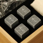 Zdjęcie produktu Pij Długo i Szczęśliwie - grawerowany zestaw do whisky na Dzień Chłopaka