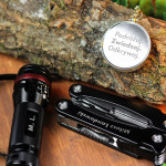 Zdjęcie produktu Podróżuj Zwiedzaj Odkrywaj - grawerowany zestaw podróżny multitool, latarka, kompas