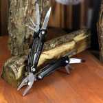 Zdjęcie produktu Podróżuj Zwiedzaj Odkrywaj - grawerowany zestaw podróżny multitool, latarka, kompas