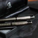 Zdjęcie produktu Grawerowany zestaw piśmienniczy długopis i pióro kulkowe w etui