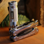 Zdjęcie produktu Be Safe - grawerowany zestaw podróżny z latarką i multitoolem