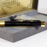 Zdjęcie produktu Grawerowany długopis Parker ze złotym wykończeniem w etui ze złotą tabliczką