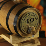 Zdjęcie produktu Urodzinowa Beczka - personalizowana wódka Dębowa w beczce z Twoim grawerunkiem