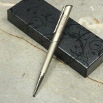 Zdjęcie produktu Awans - grawerowany długopis HERI z pieczątką w personalizowanym etui