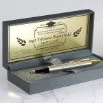 Zdjęcie produktu Magister - grawerowany długopis Parker w personalizowanym etui z okazji ukończenia szkoły