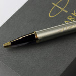 Zdjęcie produktu Magister - grawerowany długopis Parker w personalizowanym etui z okazji ukończenia szkoły