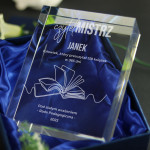 Zdjęcie produktu CzytelMistrz - grawerowana statuetka dla mola książkowego