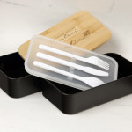 Zdjęcie produktu Piknik Idealny - grawerowany pojemnik ze sztućcami na jedzenie 960ml