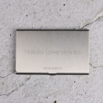 Zdjęcie produktu Grawerowany metalowy wizytownik z personalizacją dla Szefowej