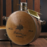 Zdjęcie produktu Poligonówka - wódka Dębowa Polska w grawerowanej manierce