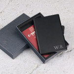 Zdjęcie produktu Personalizowane etui na karty kredytowe z wygrawerowanymi inicjałami