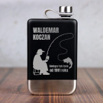 Zdjęcie produktu Siedzący Tryb Życia - grawerowana piersiówka z personalizacją dla wędkarza