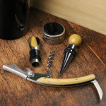 Zdjęcie produktu Grawerowane wino w zestawie ze skrzynką z przyborami do wina na Ślub