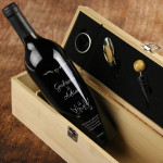 Zdjęcie produktu Grawerowane wino w zestawie ze skrzynką z przyborami do wina na Ślub