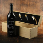 Zdjęcie produktu Grawerowane wino w zestawie ze skrzynką z przyborami do wina na Ślub
