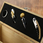 Zdjęcie produktu Grawerowane wino w zestawie ze skrzynką z przyborami do wina na Ślub