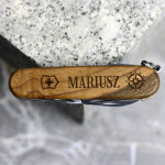 Zdjęcie produktu Grawerowany scyzoryk Victorinox drewniany z personalizacją