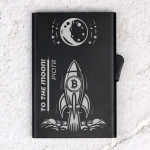 Zdjęcie produktu To The Moon - grawerowane etui na karty dla inwestora kryptowalut