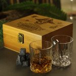Zdjęcie produktu Skrzynia Skarbów - grawerowana skrzynia do whisky na wieczór kawalerski