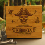 Zdjęcie produktu Skrzynia Skarbów - grawerowana skrzynia do whisky na wieczór kawalerski