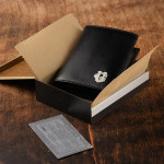 Zdjęcie produktu Monogram Wallet - personalizowany portfel skórzany z monogramem wykonanym ręcznie ze srebra
