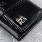 Zdjęcie produktu Skórzany portfel damski ze srebrnym monogramem