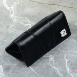 Zdjęcie produktu Skórzany portfel damski ze srebrnym monogramem