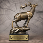 Zdjęcie produktu Król Kniei – personalizowana statuetka jelenia dla myśliwego