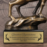 Zdjęcie produktu Król Kniei – personalizowana statuetka jelenia dla myśliwego
