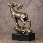 Zdjęcie produktu Król Kniei – personalizowana statuetka jelenia dla myśliwego