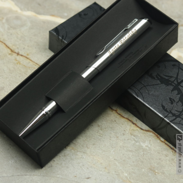 Personalizowany srebrny długopis z pieczątką HERI z personalizacją