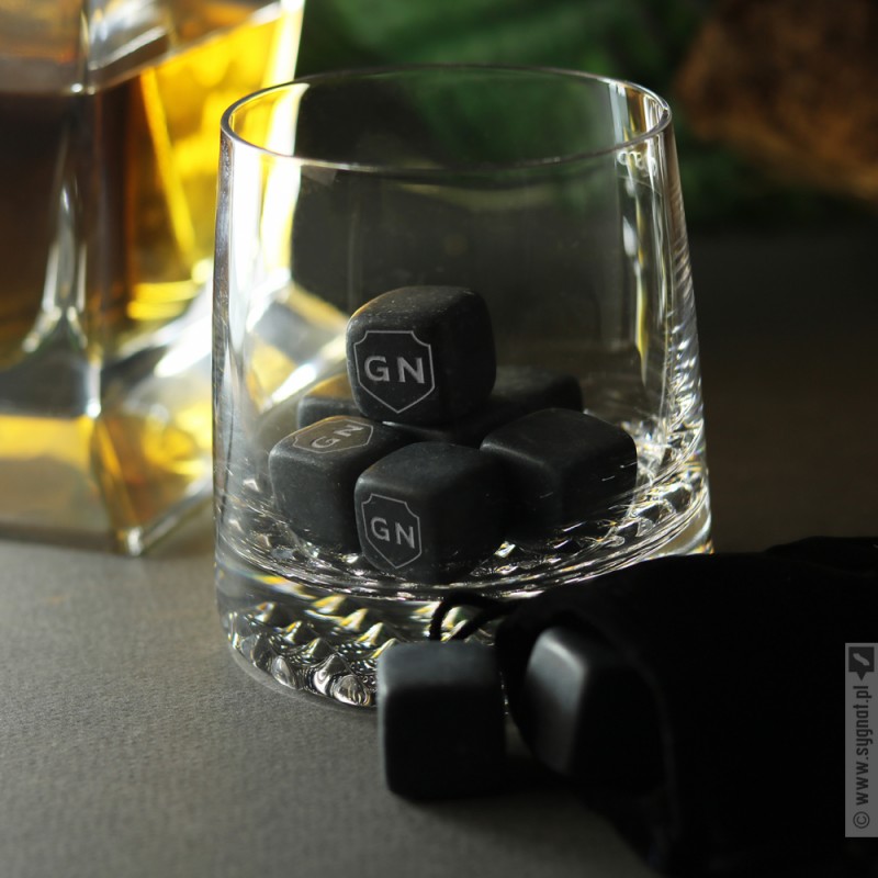 Zdjęcie produktu Tarcza - grawerowane kostki kamienne do whisky z personalizowanymi inicjałami